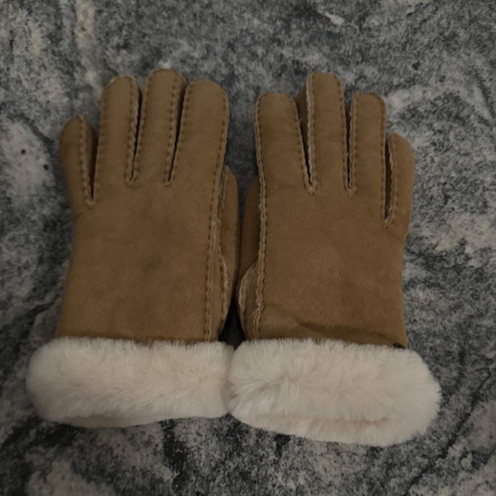 Tan Suede Ugg Gloves with White Fur Trim‎